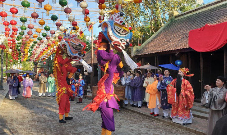 Du khách tranh thủ check-in thành phố không ngủ trước ngày khai mạc - Ảnh 7.