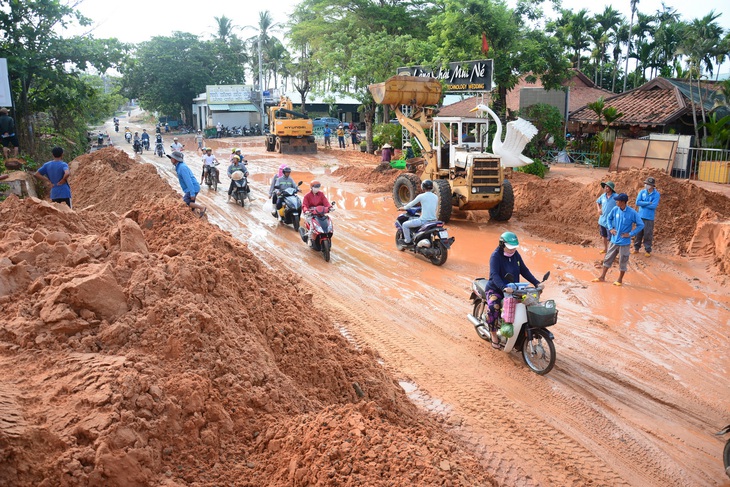 Phạt chủ đầu tư dự án gây sạt lở cát đỏ ở Mũi Né 25 triệu đồng - Ảnh 1.