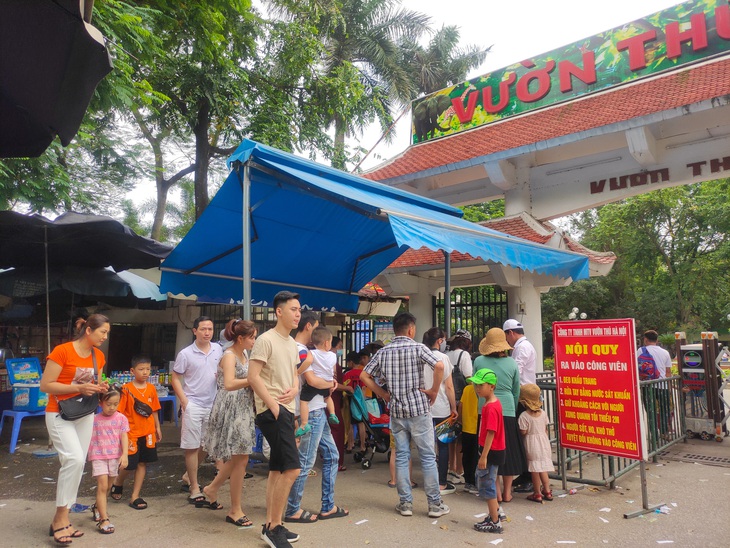 Không chỉ tới siêu thị, công viên, người dân thủ đô còn đổ tới... bảo tàng chơi lễ - Ảnh 3.