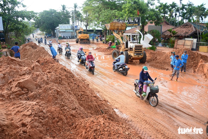 Cát đỏ lại tràn như thác lũ, ngập lênh láng đường sá, nhà hàng ở Mũi Né - Ảnh 7.