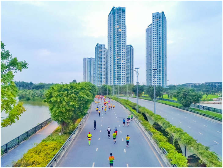 Chạy marathon trên cung đường ngập sắc xanh ở đô thị Ecopark - Ảnh 3.