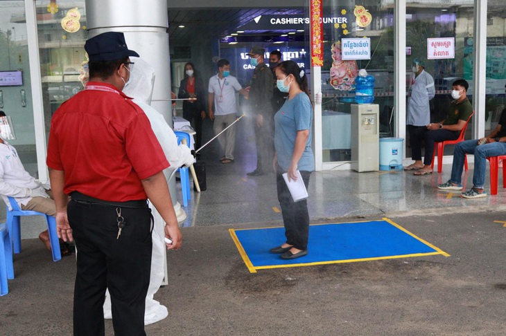 35 nhân viên cách ly, Bệnh viện Chợ Rẫy - Phnom Penh vẫn ra sức tiêm vắc xin cho bà con Campuchia - Ảnh 2.