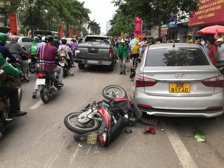 Xe bán tải lao vào 3 taxi và 2 xe máy trên phố Hà Nội, 2 người nhập viện - Ảnh 2. Xe bán tải lao vào 3 taxi và 2 xe máy trên phố Hà Nội, 2 người nhập viện - Ảnh 2.