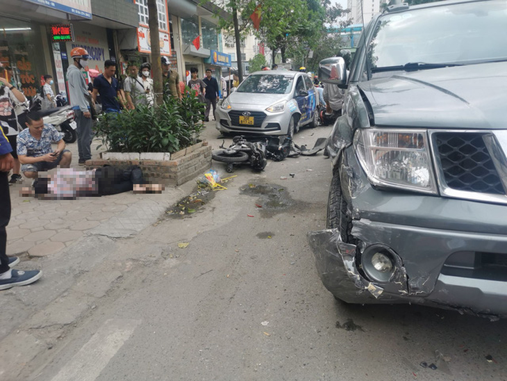 Xe bán tải lao vào 3 taxi và 2 xe máy trên phố Hà Nội, 2 người nhập viện - Ảnh 1. Xe bán tải lao vào 3 taxi và 2 xe máy trên phố Hà Nội, 2 người nhập viện - Ảnh 1.