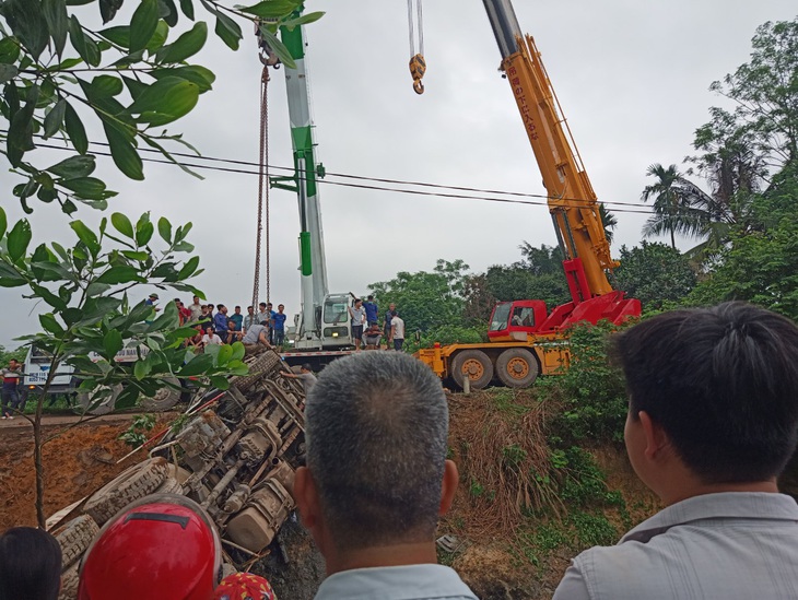 Xe bồn trộn bêtông lật ngửa xuống ao, tài xế tử vong trong cabin - Ảnh 2.