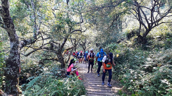 Cho con 9 tuổi đi theo chạy 42km trên núi Mộc Châu, một VĐV bị cộng đồng phản ứng - Ảnh 1.