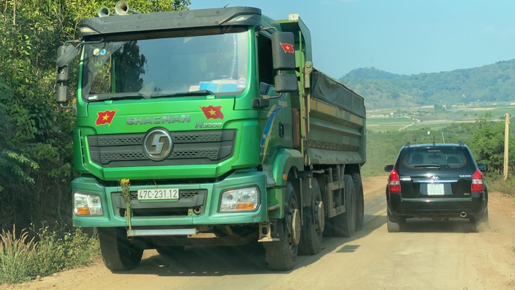 Xe chở cát đại náo đường làng - Ảnh 5.