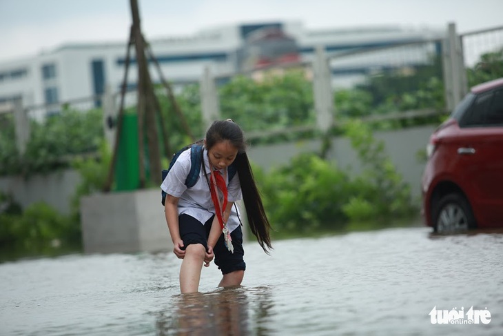 Hà Nội: Mưa lớn, nhiều ôtô dầm trong nước ngập - Ảnh 4.