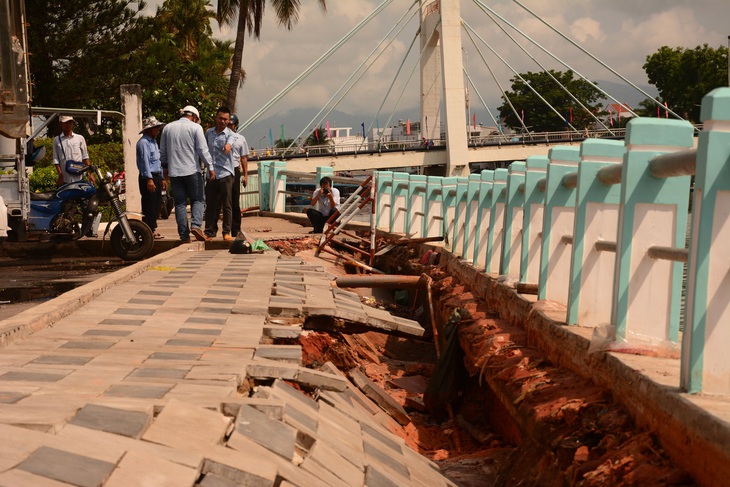 Sau chỉnh trang vỉa hè, bờ kè sông Cà Ty Phan Thiết nứt toác và sụp lún - Ảnh 2.