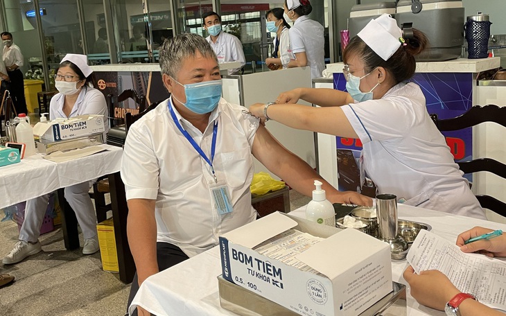 Tiêm vắc xin ngừa COVID-19 cho hơn 2.000 người làm việc tại sân bay Tân Sơn Nhất