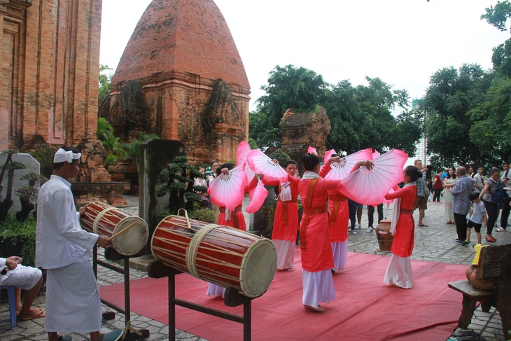 Các tỉnh đồng loạt chống dịch: Du khách phải khai báo y tế khi đi chơi, nhận phòng dịp lễ - Ảnh 4.