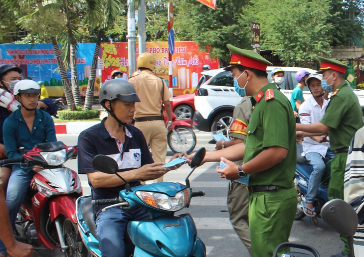 Bạc Liêu yêu cầu cán bộ, công chức ra khỏi tỉnh phải báo cáo - Ảnh 1.