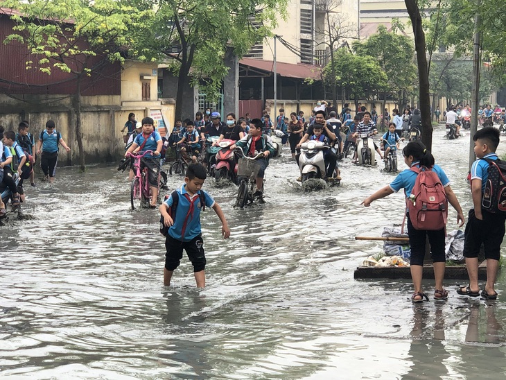 Bắc Ninh phạt 2,2 tỉ đồng, đóng cửa sản xuất 9 tháng 6 cơ sở sản xuất ở làng nghề giấy Phong Khê - Ảnh 1.