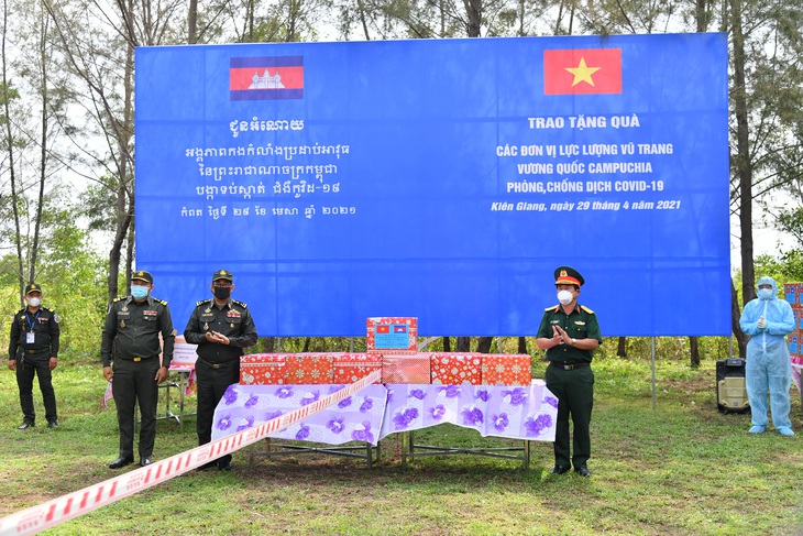 Kiên Giang trao quà cho lực lượng vũ trang Campuchia phòng chống dịch COVID-19 - Ảnh 1.