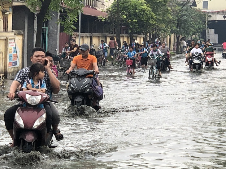 Trường ngập lênh láng vì nước thải từ làng giấy, 1.400 học sinh phải nghỉ học - Ảnh 2.