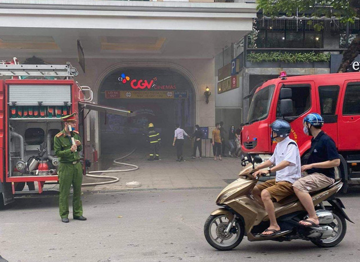 Ôtô bốc cháy dưới tầng hầm Trung tâm thương mại Tràng Tiền Plaza - Ảnh 1.