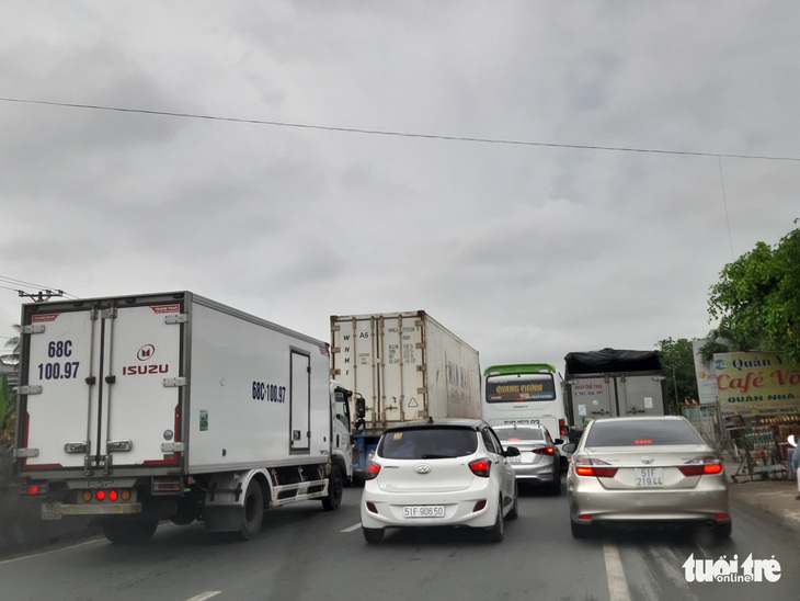 Sau va chạm, ôtô 4 chỗ bay qua dải phân cách lật ngửa trên quốc lộ - Ảnh 3. Sau va chạm, ôtô 4 chỗ bay qua dải phân cách lật ngửa trên quốc lộ - Ảnh 3.
