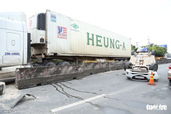 Sau va chạm, ôtô 4 chỗ bay qua dải phân cách lật ngửa trên quốc lộ - Ảnh 1. Sau va chạm, ôtô 4 chỗ bay qua dải phân cách lật ngửa trên quốc lộ - Ảnh 1.