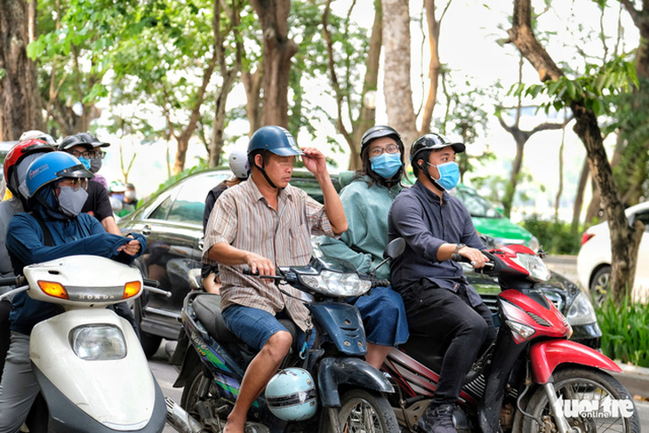 Hà Nội thẳng tay phạt người không đeo khẩu trang 2 triệu đồng - Ảnh 6.