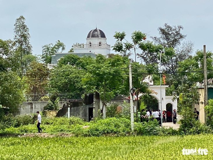 Hai người chết sau nổ súng ở TP Vinh, công an bao vây, bắt nghi phạm sau 6 giờ - Ảnh 4.