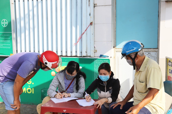 Cần Thơ đồng loạt kiểm tra, nhắc nhở người đi đường đeo khẩu trang - Ảnh 3. Cần Thơ đồng loạt kiểm tra, nhắc nhở người đi đường đeo khẩu trang - Ảnh 3.