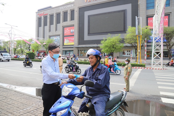 Cần Thơ đồng loạt kiểm tra, nhắc nhở người đi đường đeo khẩu trang - Ảnh 2. Cần Thơ đồng loạt kiểm tra, nhắc nhở người đi đường đeo khẩu trang - Ảnh 2.