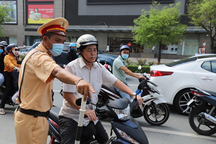 Cần Thơ đồng loạt kiểm tra, nhắc nhở người đi đường đeo khẩu trang - Ảnh 1. Cần Thơ đồng loạt kiểm tra, nhắc nhở người đi đường đeo khẩu trang - Ảnh 1.