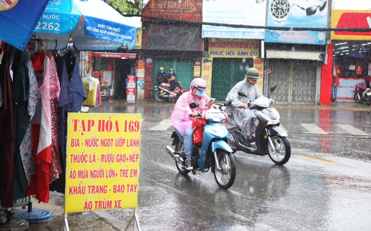 Mưa giữa trưa, Sài Gòn mát mẻ dễ chịu