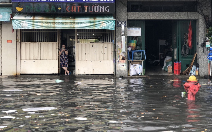 Mới mưa ‘sương sương’, dân đường Nguyễn Hữu Cảnh đã bị bì bõm