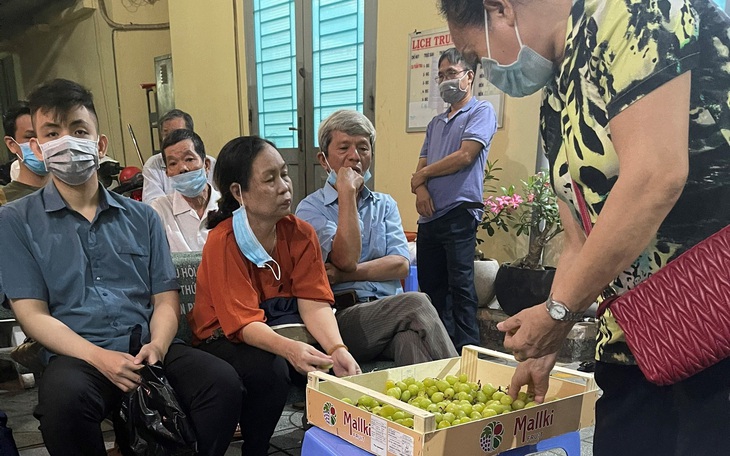 Phòng máy lạnh, trái cây, tivi, mở phim hài cho dân chờ làm căn cước công dân qua đêm