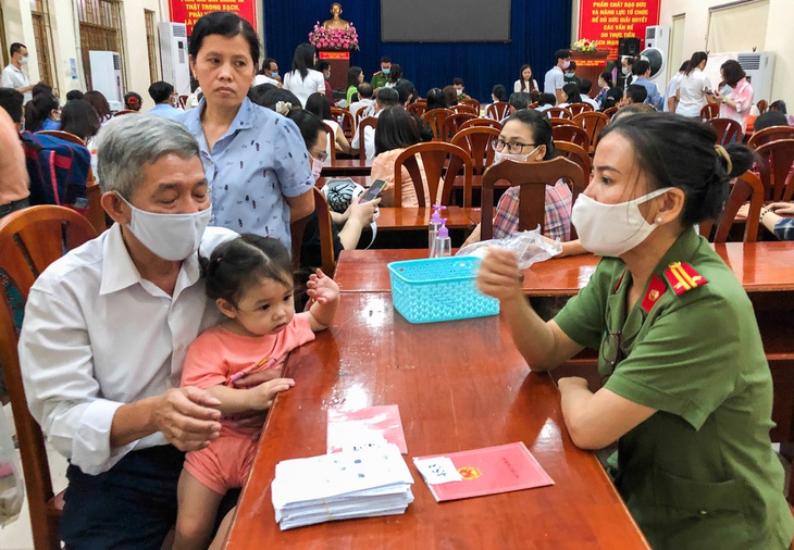 Phòng máy lạnh, trái cây, tivi, mở phim hài cho dân chờ làm căn cước công dân qua đêm - Ảnh 6.