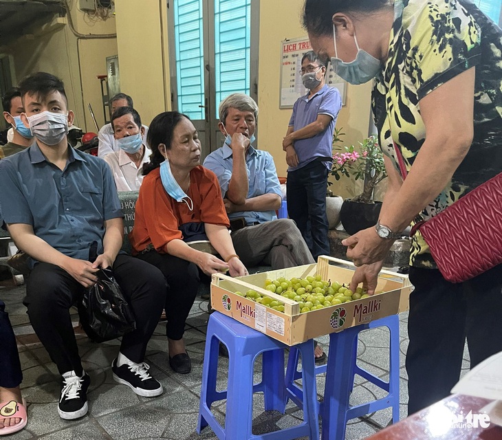 Phòng máy lạnh, trái cây, tivi, mở phim hài cho dân chờ làm căn cước công dân qua đêm - Ảnh 3.