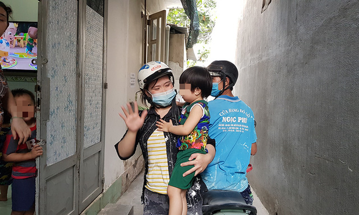 Đời thợ hồ đổ mồ hôi xây ước mơ con cái được đến trường - Ảnh 1. Đời thợ hồ đổ mồ hôi xây ước mơ con cái được đến trường - Ảnh 1.