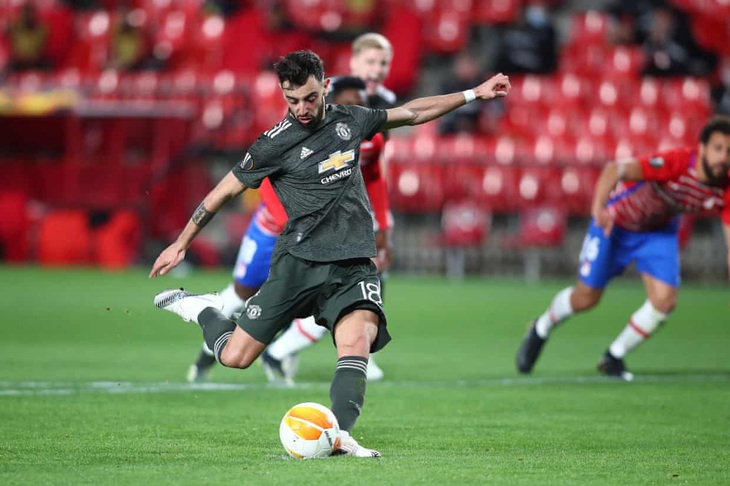 Bruno Fernandes ghi bàn phút 90+1 giúp Manchester United rộng cửa vào bán kết - Ảnh 1.