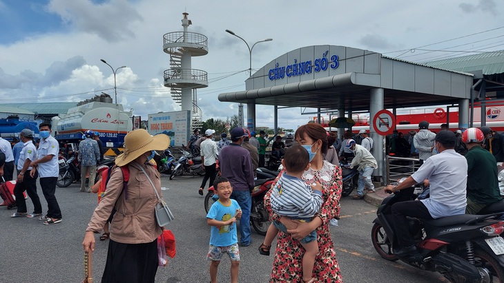 Hơn 50.000 người đến Phú Quốc trong một ngày, các điểm vui chơi chật kín khách - Ảnh 2.