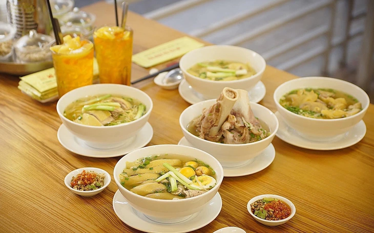 Nồi nước lèo thơm và hương vị cay nồng mì gà xá kén trong hẻm nhỏ cư xá Phú Bình - Ảnh 4.