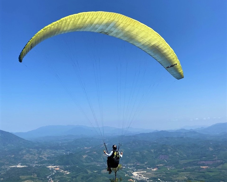 Chưa đủ điều kiện đã cất cánh, tạm dừng bay dù lượn tại đèo Khánh Lê - Ảnh 1.