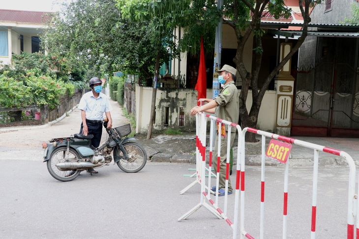 Thêm 2 ca COVID-19, hàng quán ăn uống ở TP Đông Hà chỉ được bán mang về - Ảnh 1.