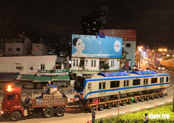 Suốt đêm đoàn xe siêu trường, siêu trọng mang các toa tàu metro đến với depot Long Bình - Ảnh 11.