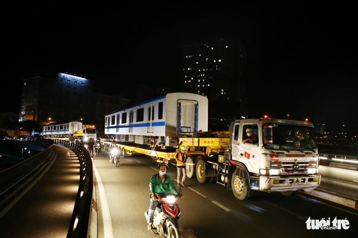 Suốt đêm đoàn xe siêu trường, siêu trọng mang các toa tàu metro đến với depot Long Bình - Ảnh 9.