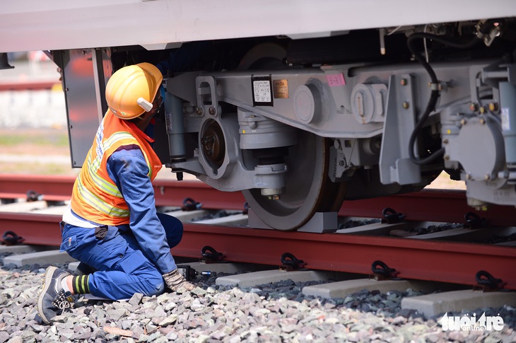 Đoàn tàu metro đã được đặt lên đường ray depot Long Bình - Ảnh 4.