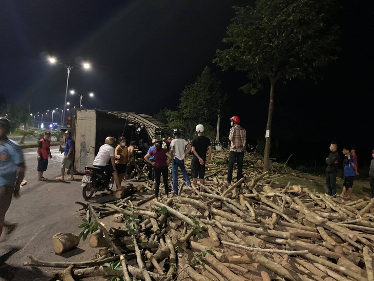 Xe tải tông ngang hông, dúm dó xe hơi, nữ tài xế xe hơi chết trong xe - Ảnh 2.