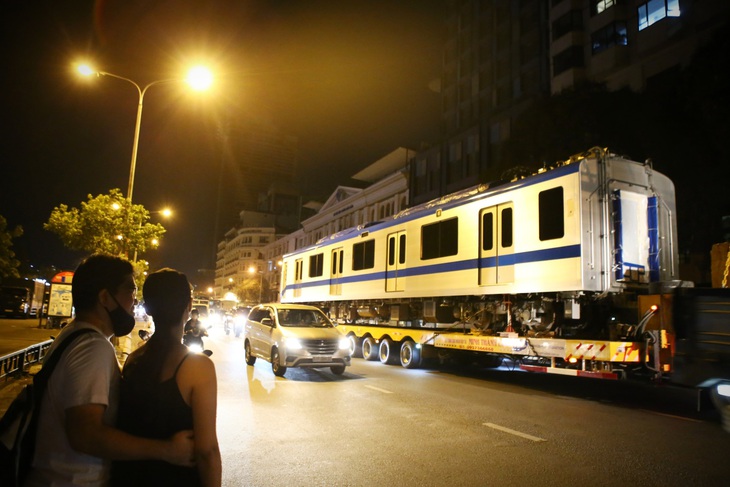 Suốt đêm đoàn xe siêu trường, siêu trọng mang các toa tàu metro đến với depot Long Bình - Ảnh 3.