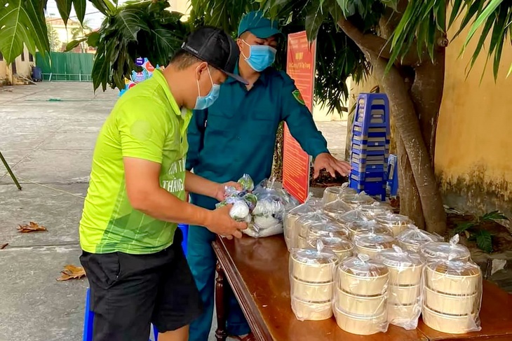 Nhường cơm sẻ áo giữa đợt sóng COVID-19 thứ tư - Ảnh 1. Nhường cơm sẻ áo giữa đợt sóng COVID-19 thứ tư - Ảnh 1.