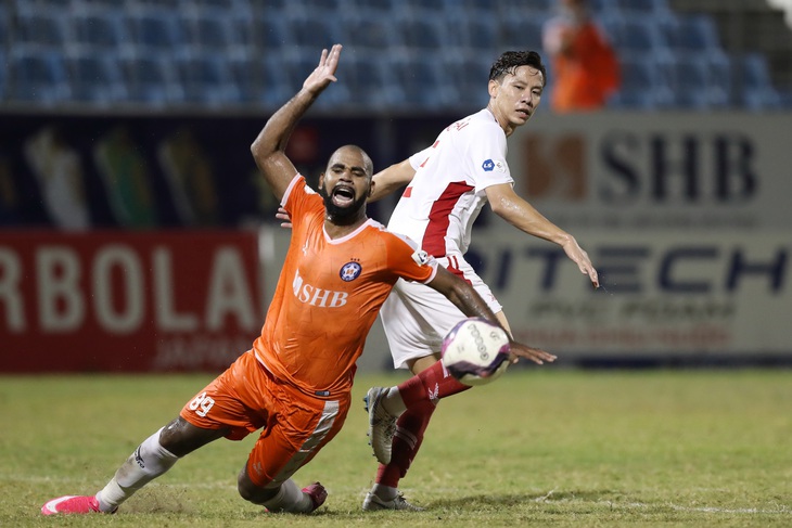 Tạm dừng đăng ký cầu thủ giữa mùa V-League 2021: Nhiều đội thở phào - Ảnh 1.