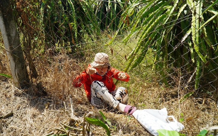 Mẹ không mở lối đi, con phải chui rào