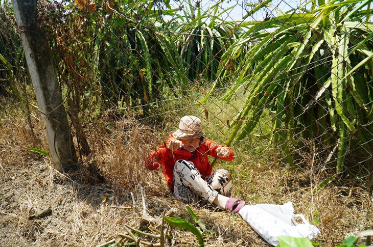 Mẹ không mở lối đi, con phải chui rào - Ảnh 1.