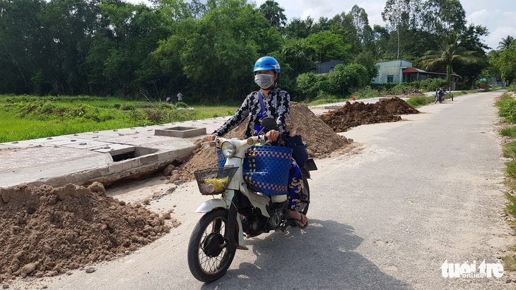 Lớp đất mặt của con đường đang thi công ai đã bán đi? - Ảnh 2. Lớp đất mặt của con đường đang thi công ai đã bán đi? - Ảnh 2.