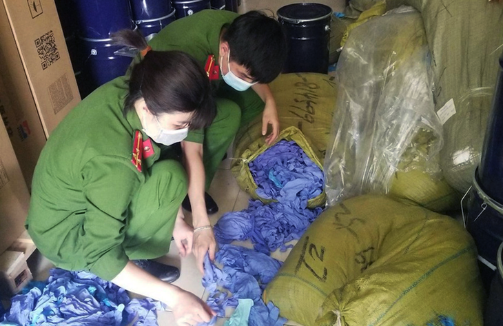 Phát hiện 3 tấn găng tay y tế hàng Trung Quốc, không chứng từ - Ảnh 1. Phát hiện 3 tấn găng tay y tế hàng Trung Quốc, không chứng từ - Ảnh 1.
