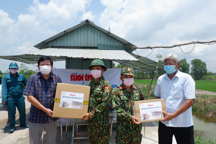 Bạn đọc Tuổi Trẻ tiếp dinh dưỡng cho lực lượng canh giữ biên giới Long An chống dịch COVID-19 - Ảnh 4.